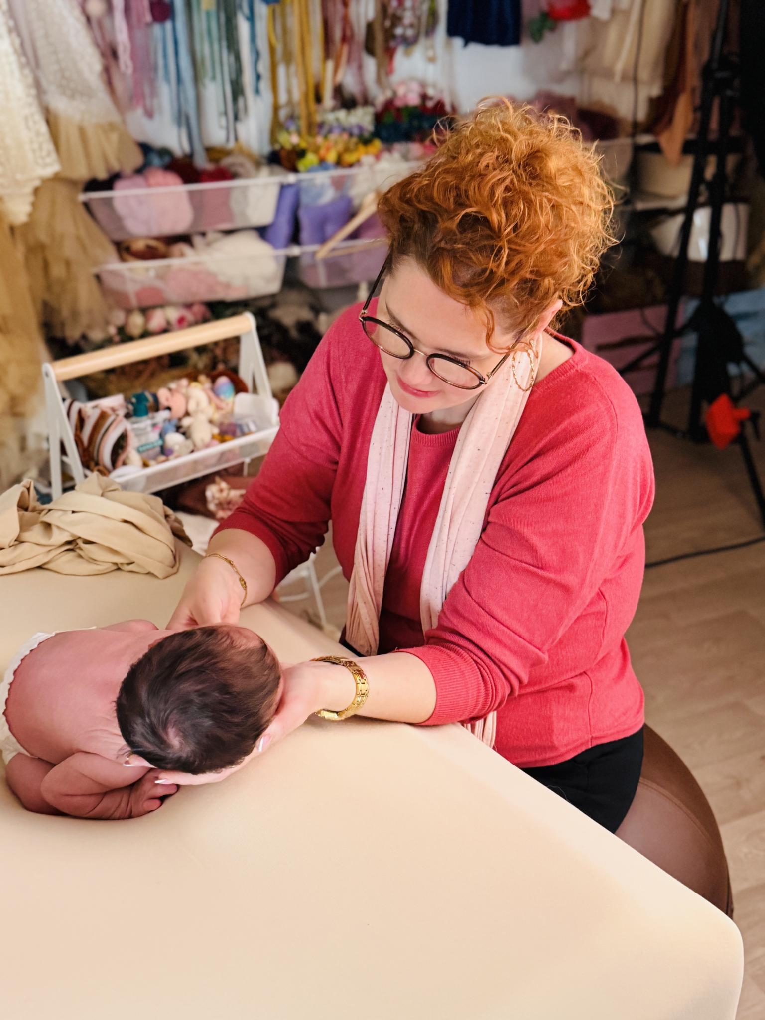 Jessica Thirion photographe, Professionelle périnatalité, Naissane, bébé, cocon, douceur, massage bébé, toucher psychoémotionnel, nourrisson photographe nouveau-né, massage nouveau-né, utérus, revivre la naissance, esneux, studio, petite snorkys
